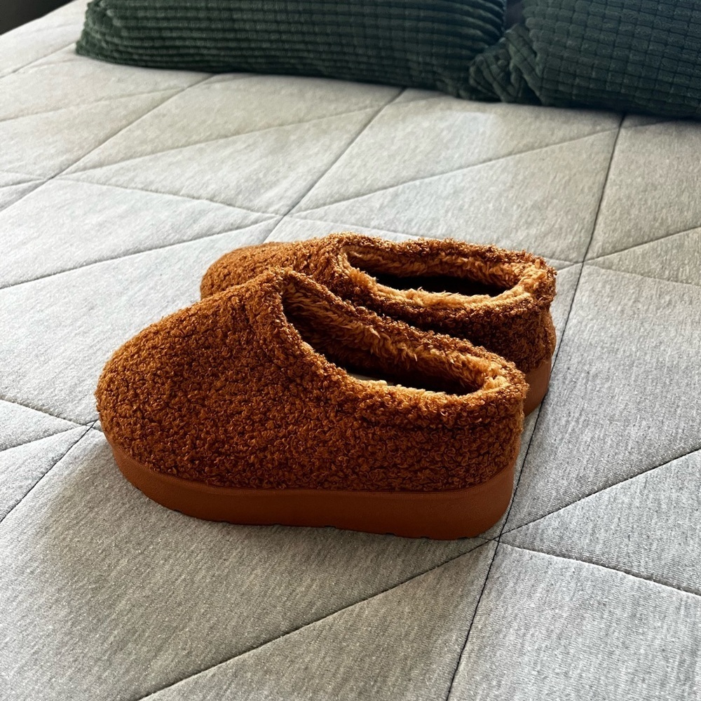 Tan Fuzzy Teddy Slippers - Picture 3 of 7